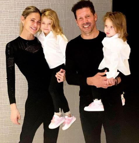 Carla Pereyra with husband Diego Simeone & daughters Francesca and Valentina.